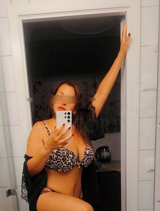 Yesenia hot